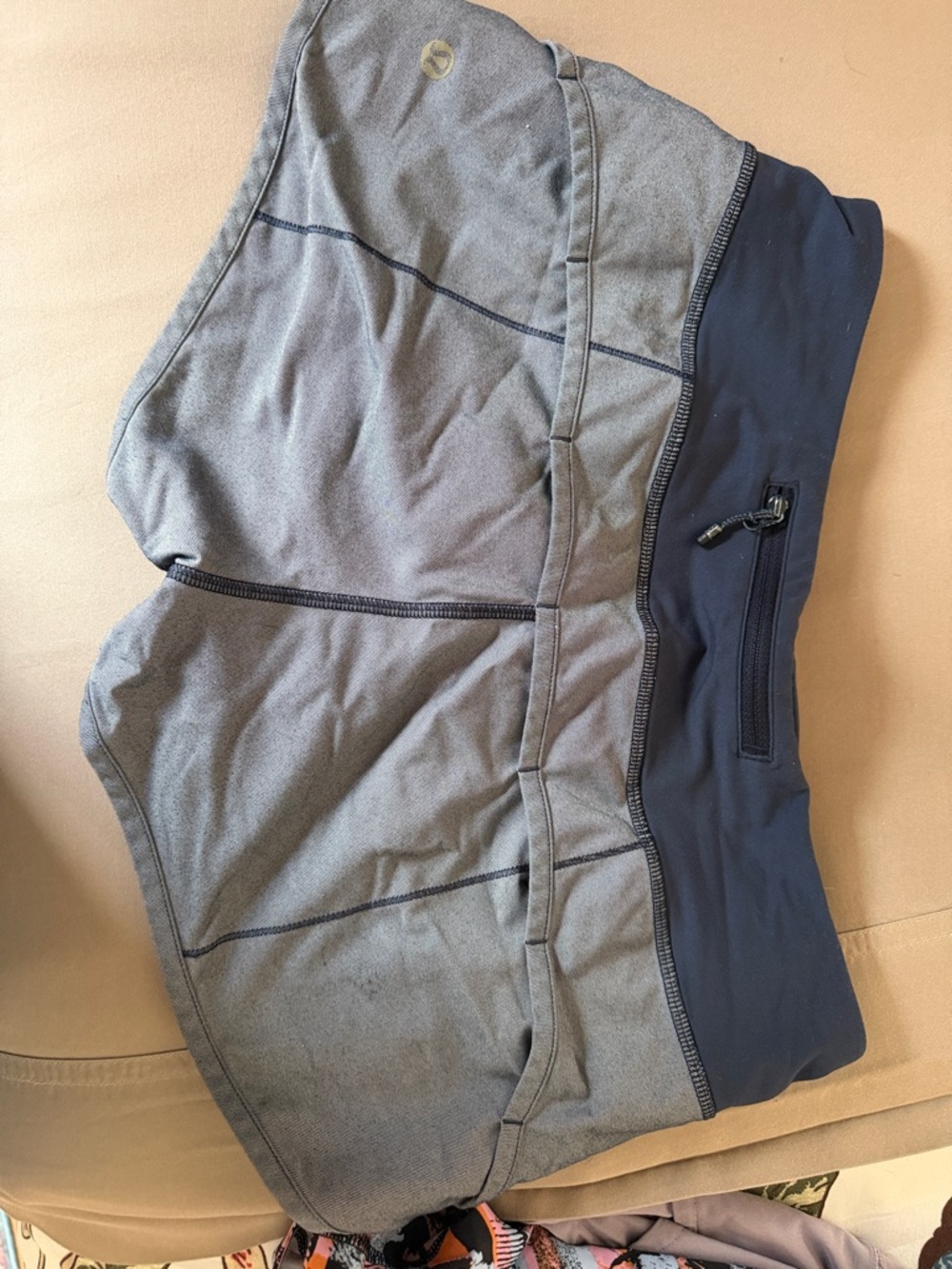 Women’s Lululemon speed up shorts size 4, 2.5 inch length Navy/gray - Picture 2 of 3